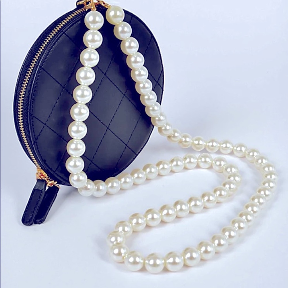 Quilted Round Clutch W/long Pearl Strap handbag